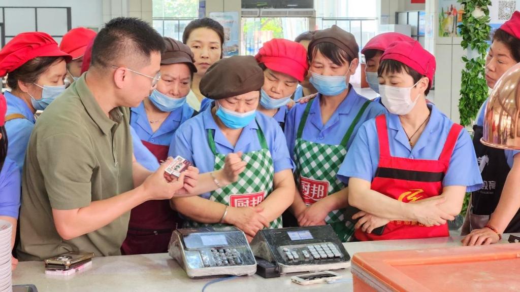 膳食科开展校园卡支付应急操作专项培训
